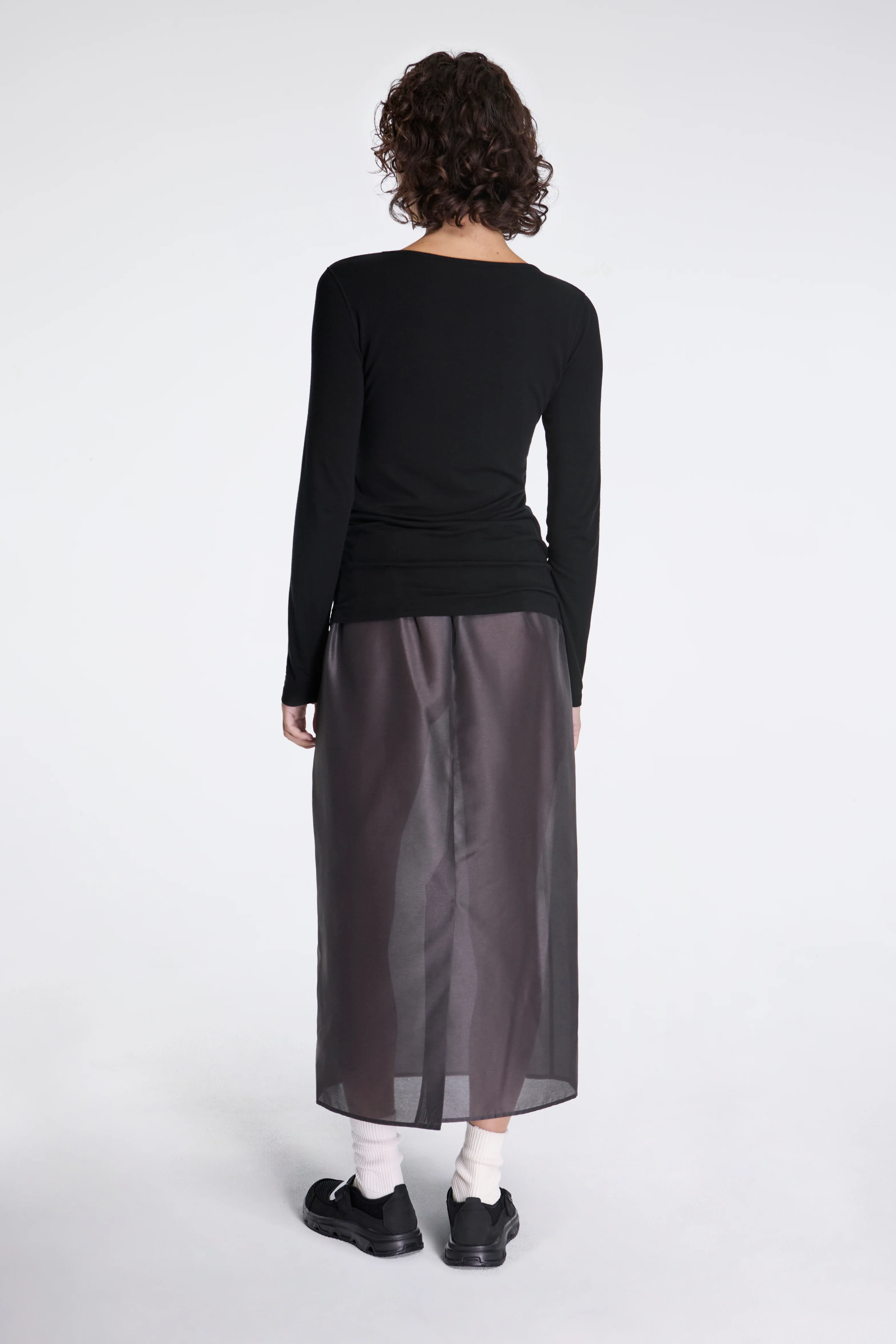 Round T-Shirt Black - Image 4