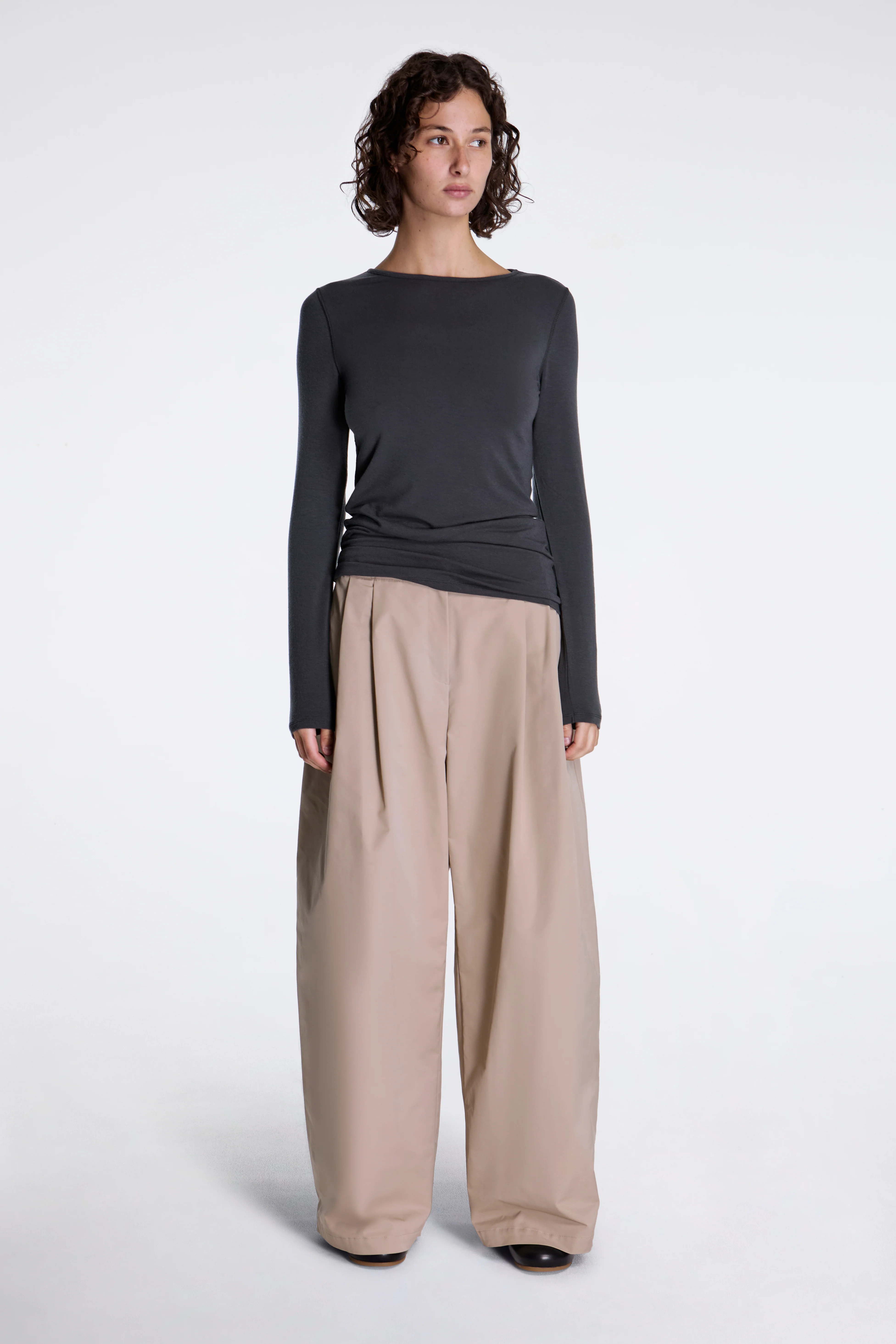 Round T-Shirt Charcoal - Image 3