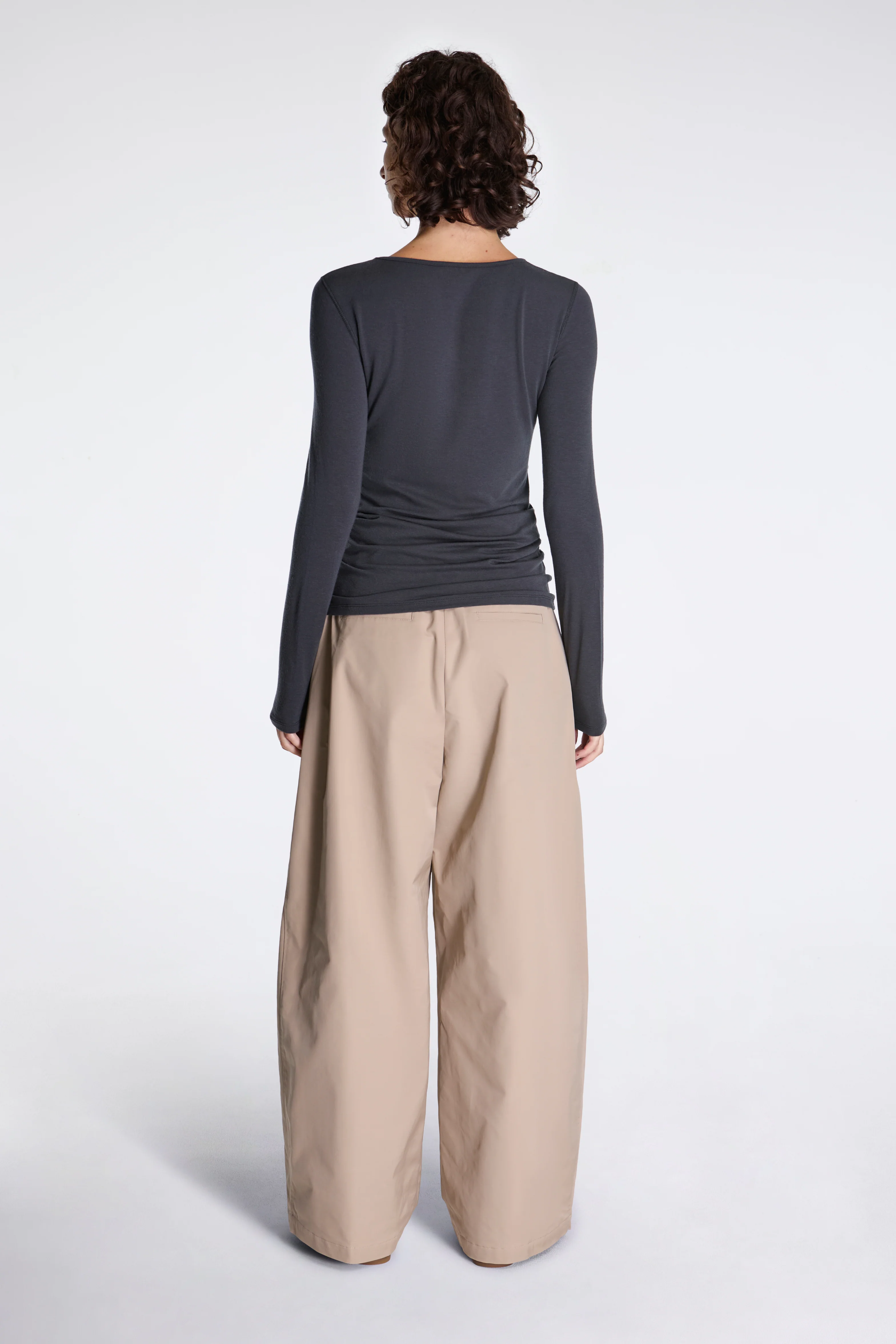 Round T-Shirt Charcoal - Image 4