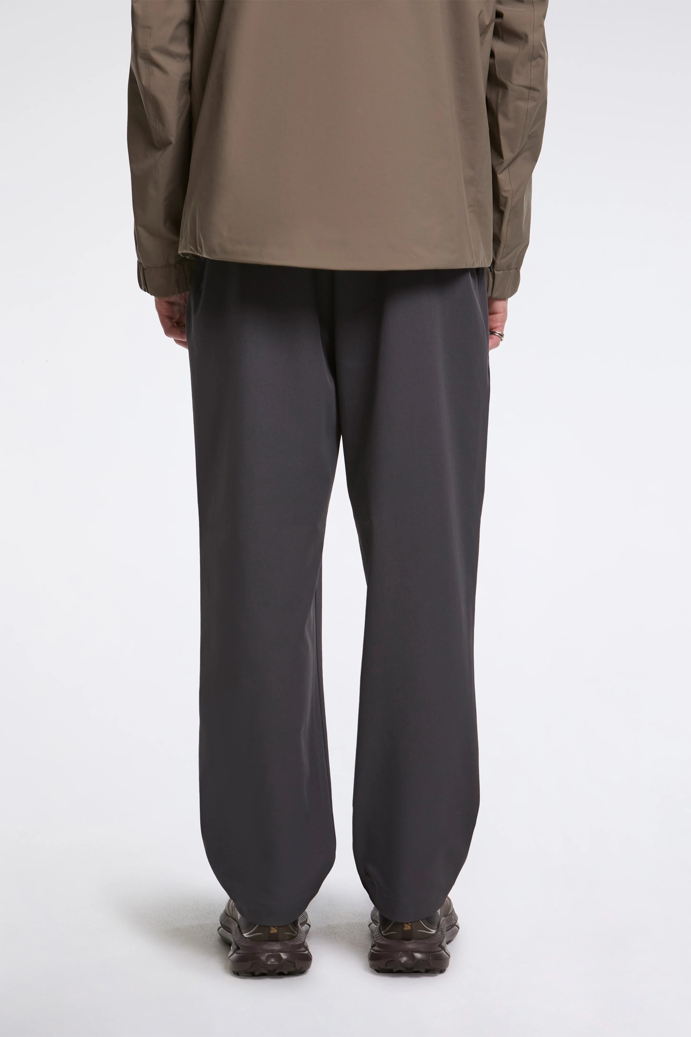 One Tuck Tapered Stretch Pants Deep Charcoal - Image 2
