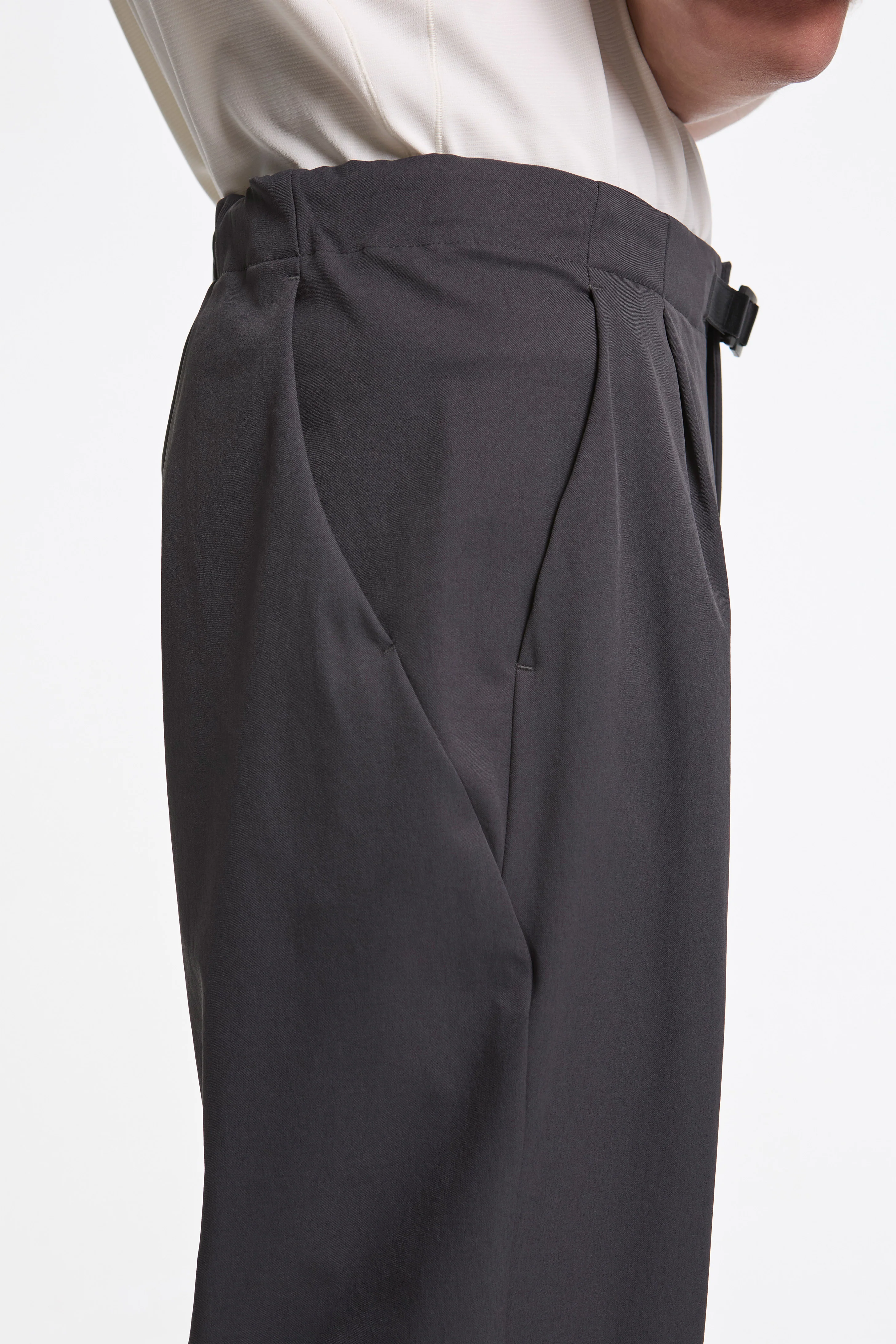 One Tuck Tapered Stretch Pants Deep Charcoal - Image 4
