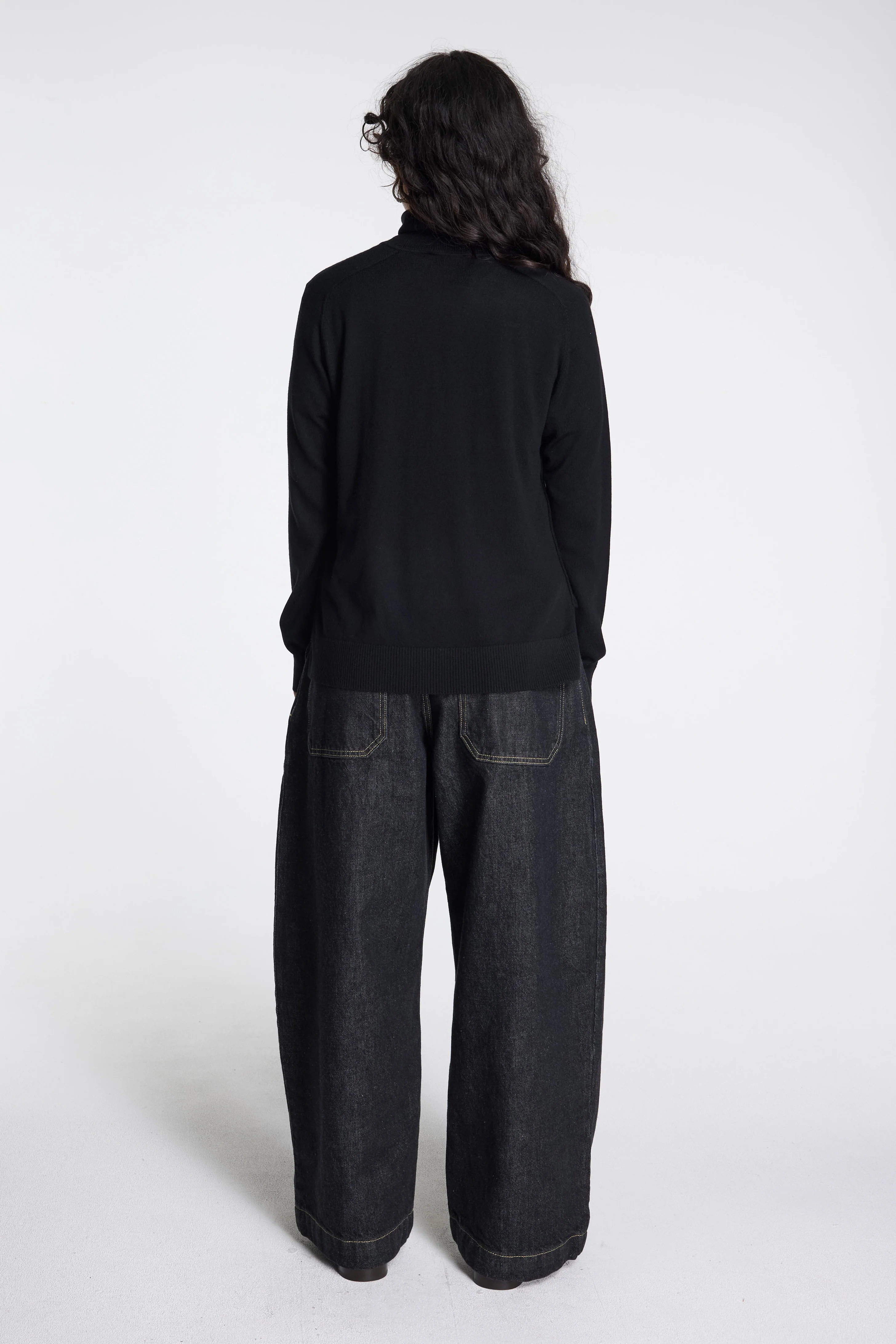 Raglan Merino Turtleneck Black - Image 5