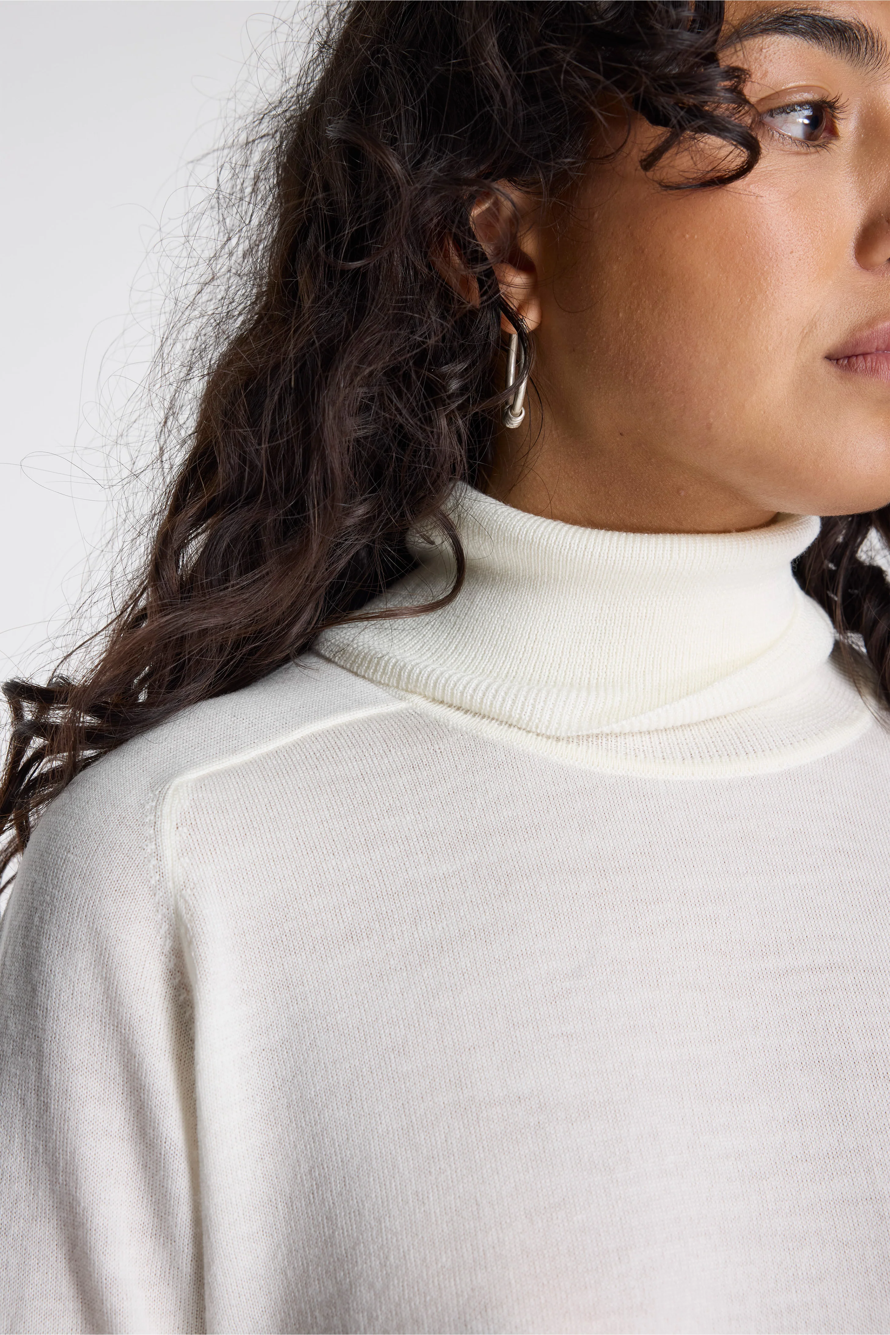 Raglan Merino Turtleneck Ivory - Image 4