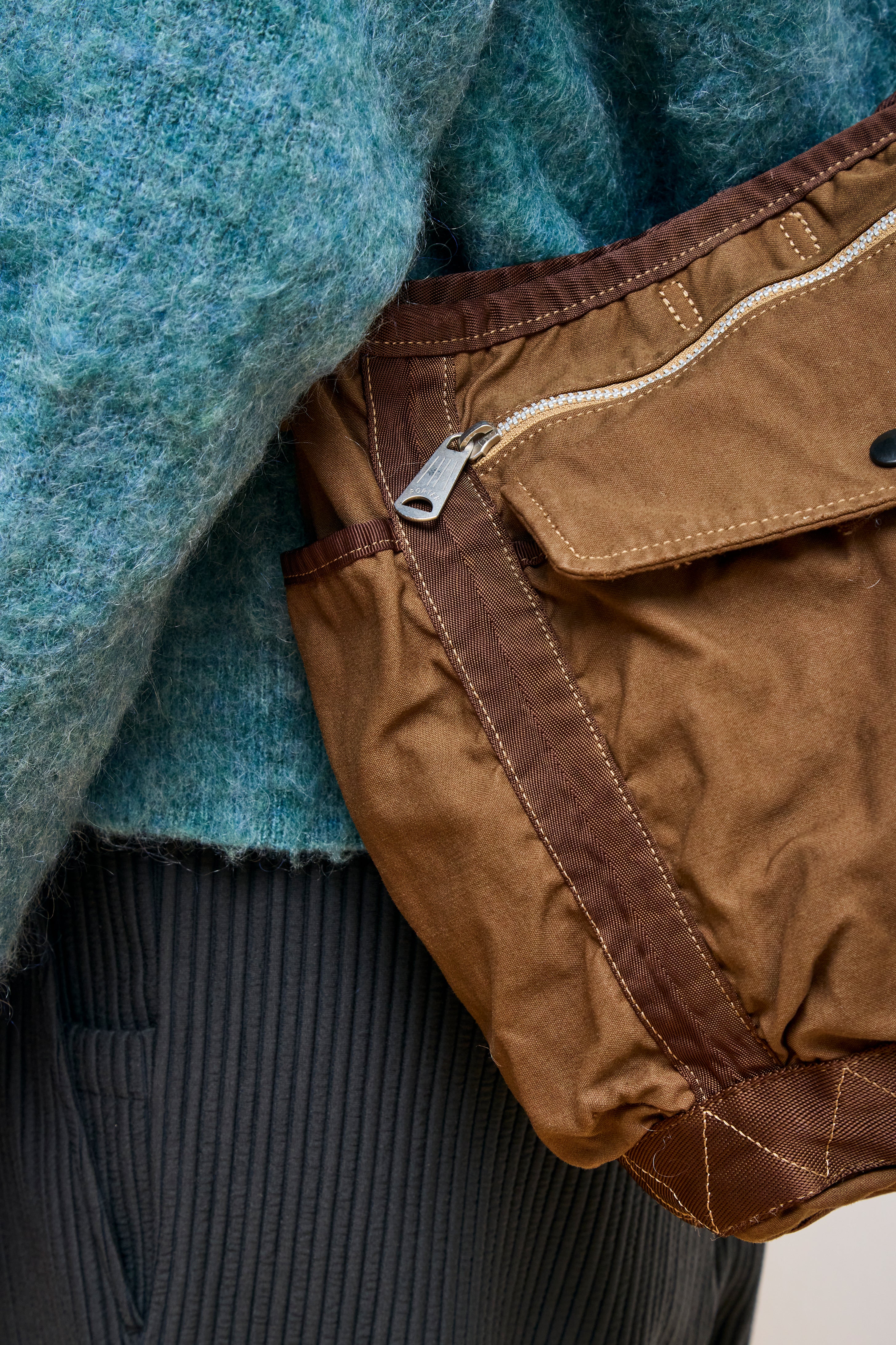 Crag Shoulder Bag (S) Coyote - Image 3