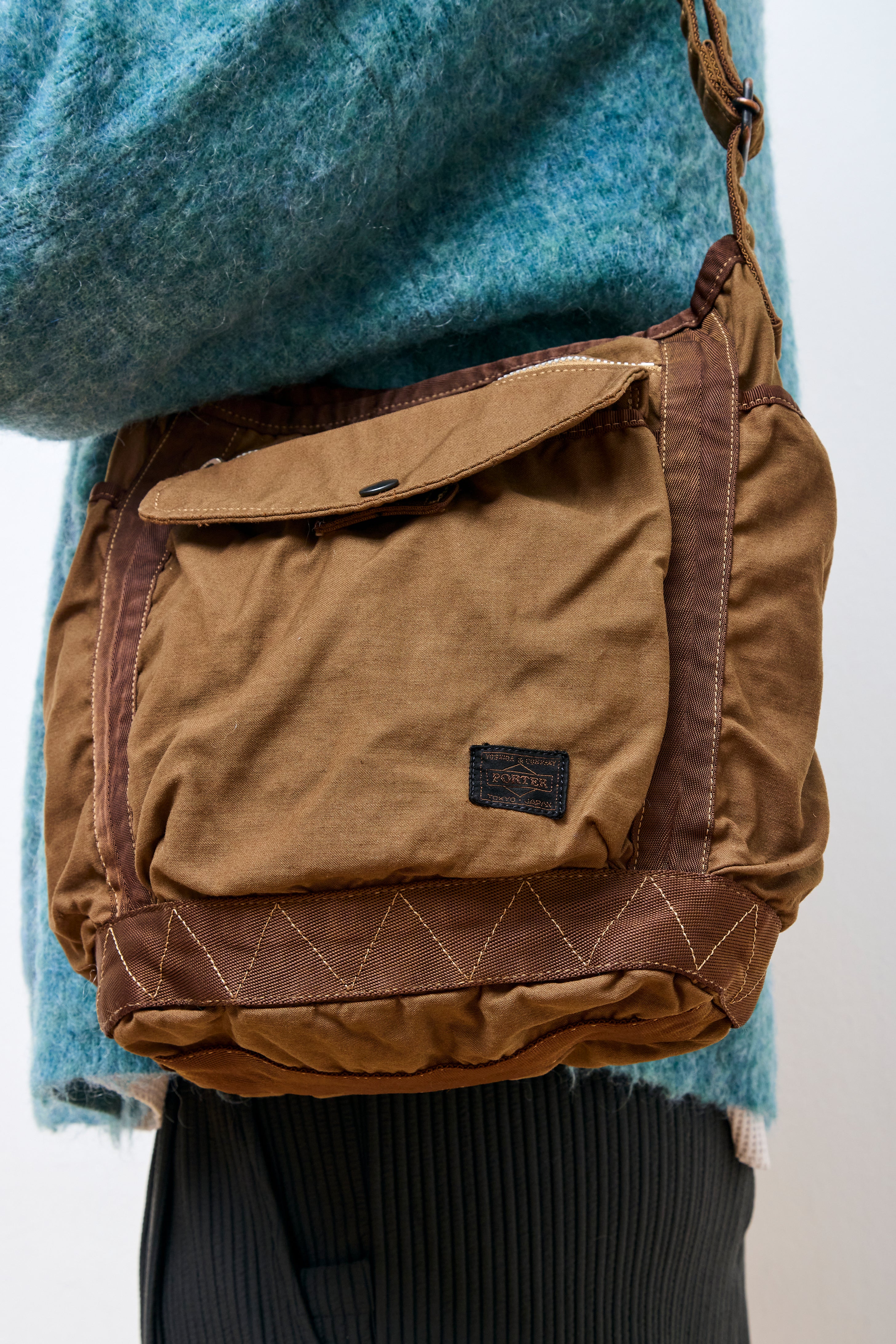 Crag Shoulder Bag (S) Coyote - Image 4