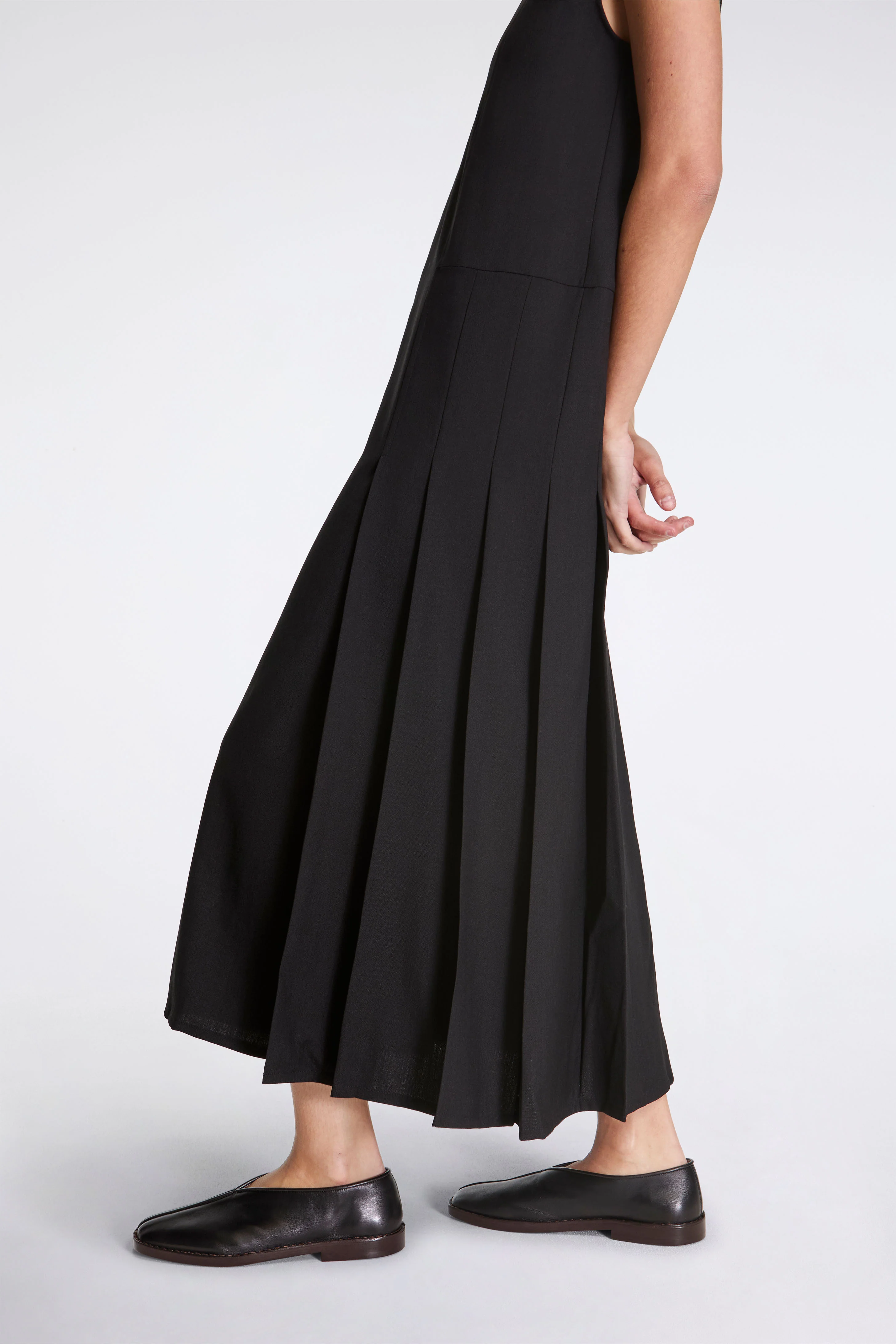 Carat Sleeveless Pleated Dress Black - Image 3