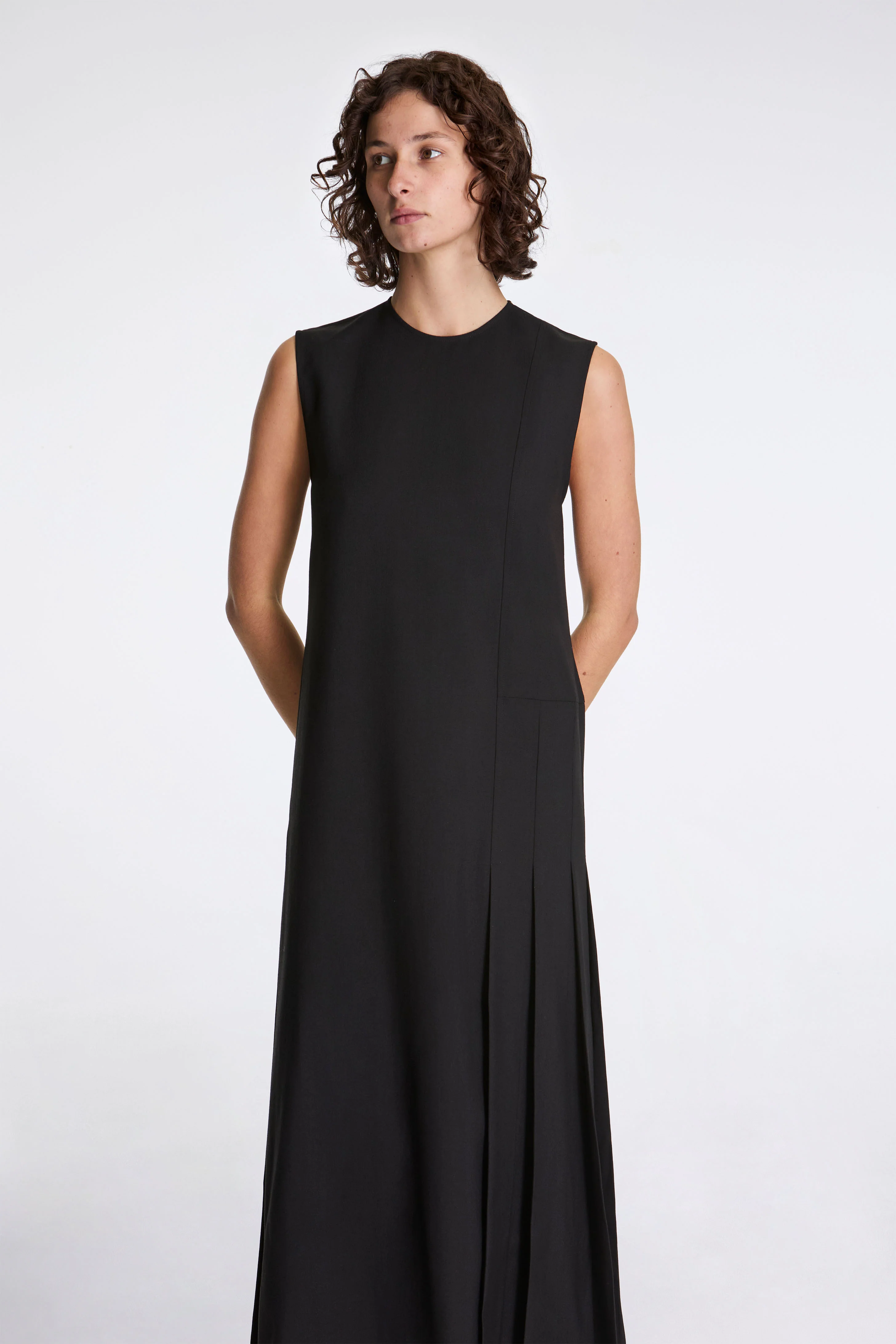 Carat Sleeveless Pleated Dress Black - Image 4